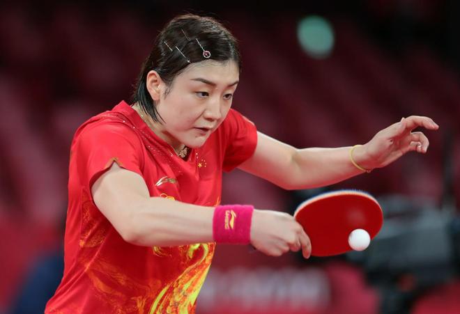 功勋球员布朗归来！掘金官媒晒布朗训练照，总冠军旗帜见证回归